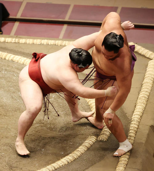 隆の勝（左）に寄り切りで敗れる朝乃山（撮影・鈴木正人）