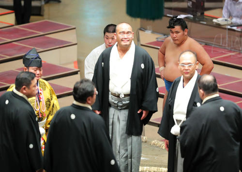 物言いが付き、協議結果を待つ豊昇龍（後方右）（撮影・河田真司）
