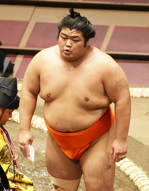 懸賞金を手に土俵を引き揚げる志摩ノ海（撮影・鈴木正人）