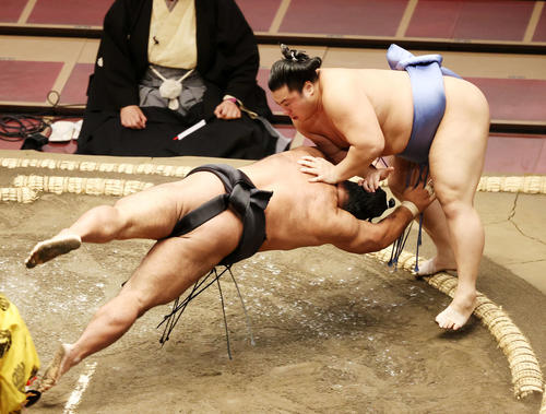 松鳳山（左）をはたき込みで破る翔猿（撮影・鈴木正人）