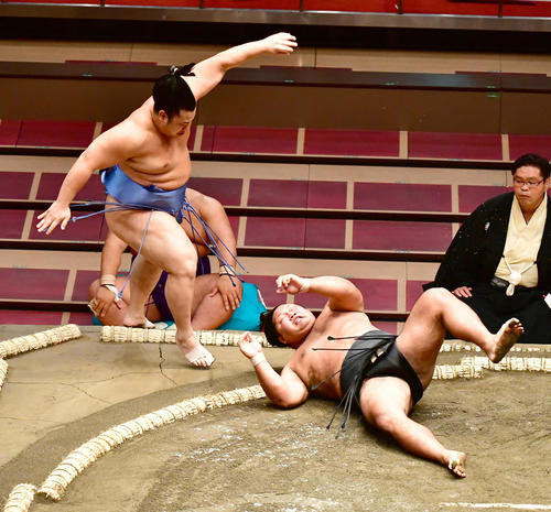 翔猿（左）ははたき込みで松鳳山を破る（撮影・小沢裕）