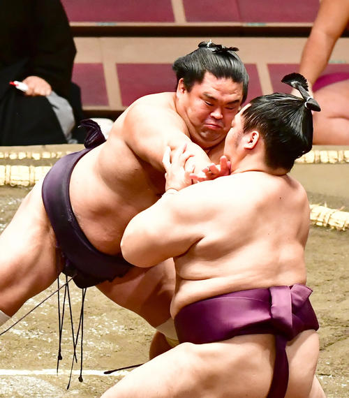立ち合いで遠藤（右）を突き押しで攻める妙義龍（撮影・小沢裕）