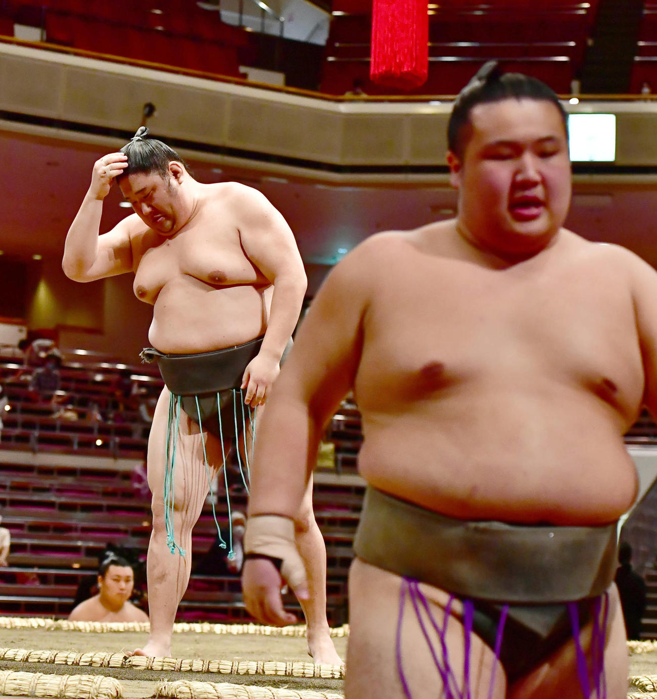 靏林は吉井（右）を寄り切りで破る（撮影・小沢裕）