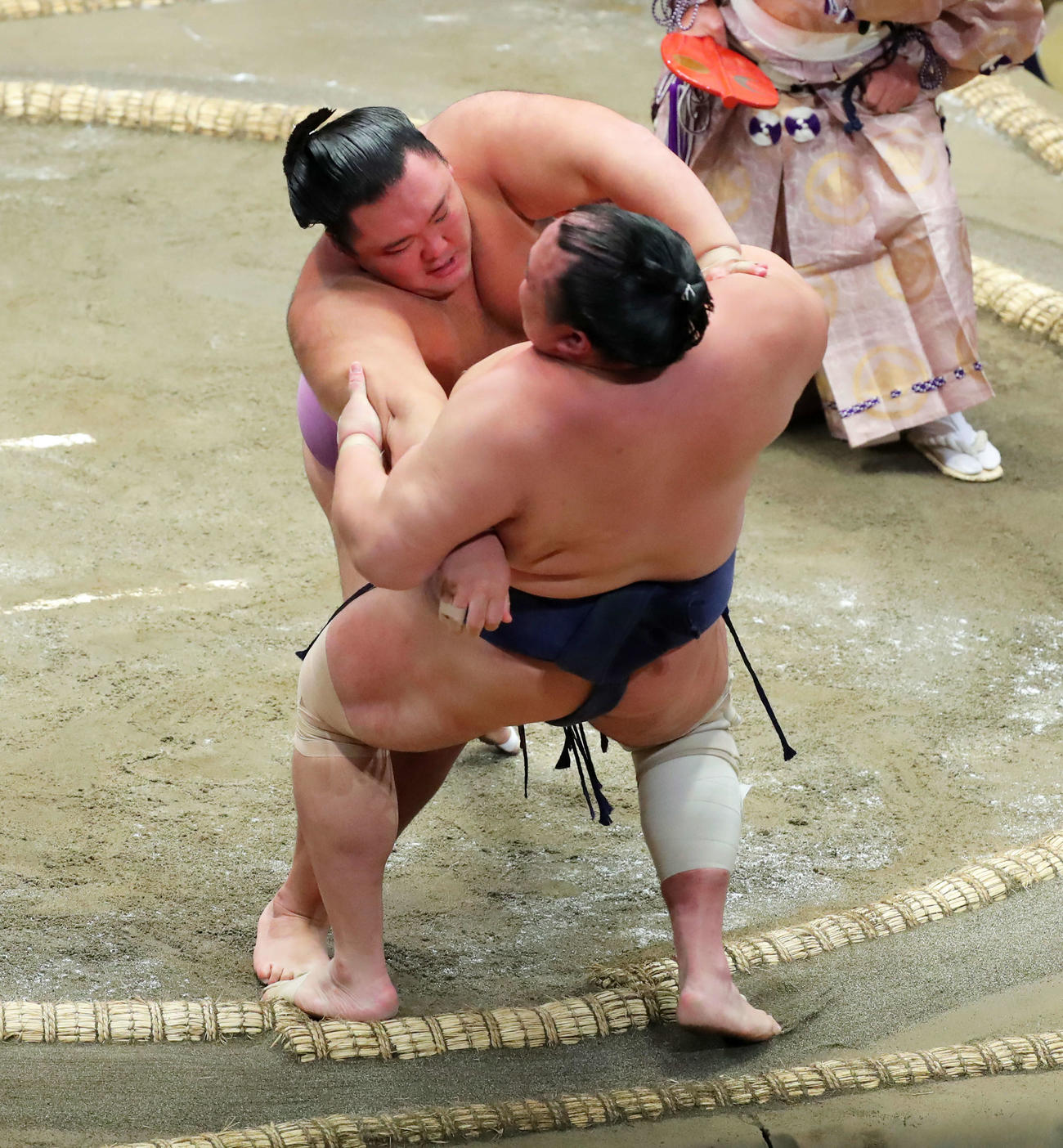 北勝富士（手前）を寄り倒しで破る朝乃山（撮影・河田真司）