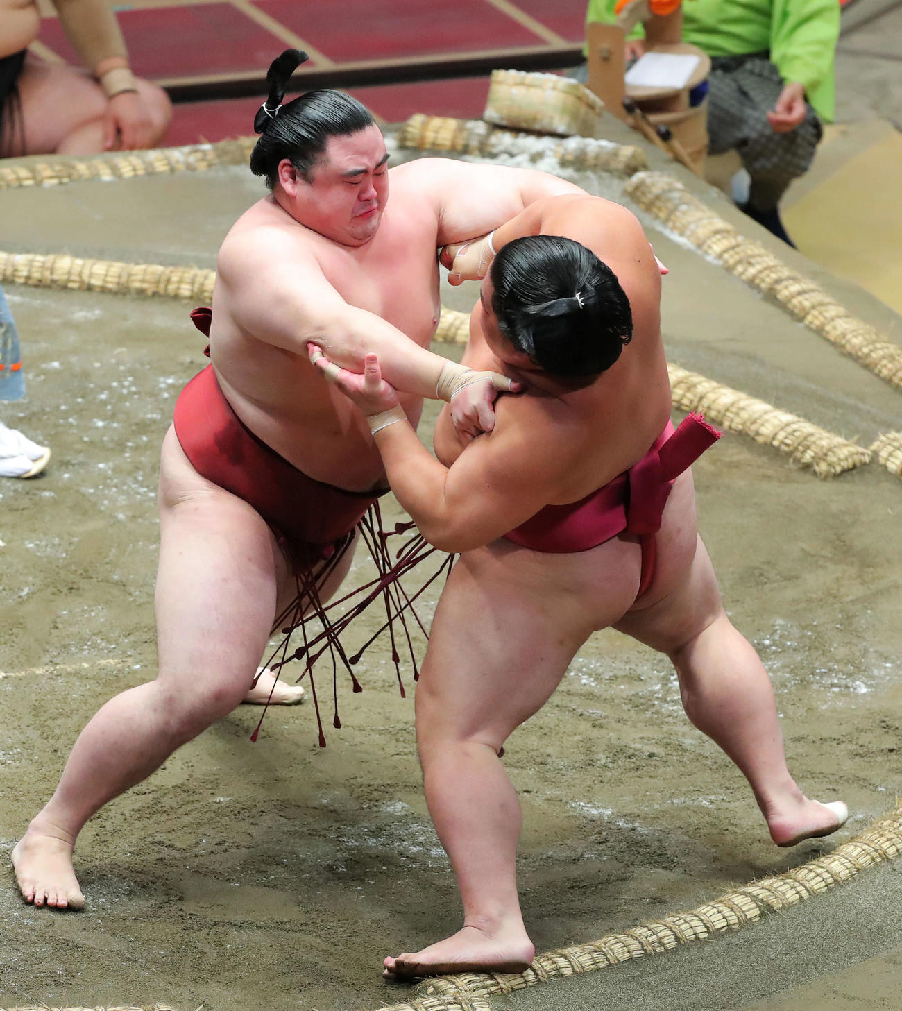 大栄翔（右）を攻める隆の勝（撮影・河田真司）