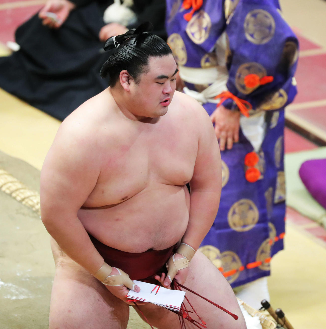 大栄翔を破り土俵から引き揚げる隆の勝（撮影・河田真司）