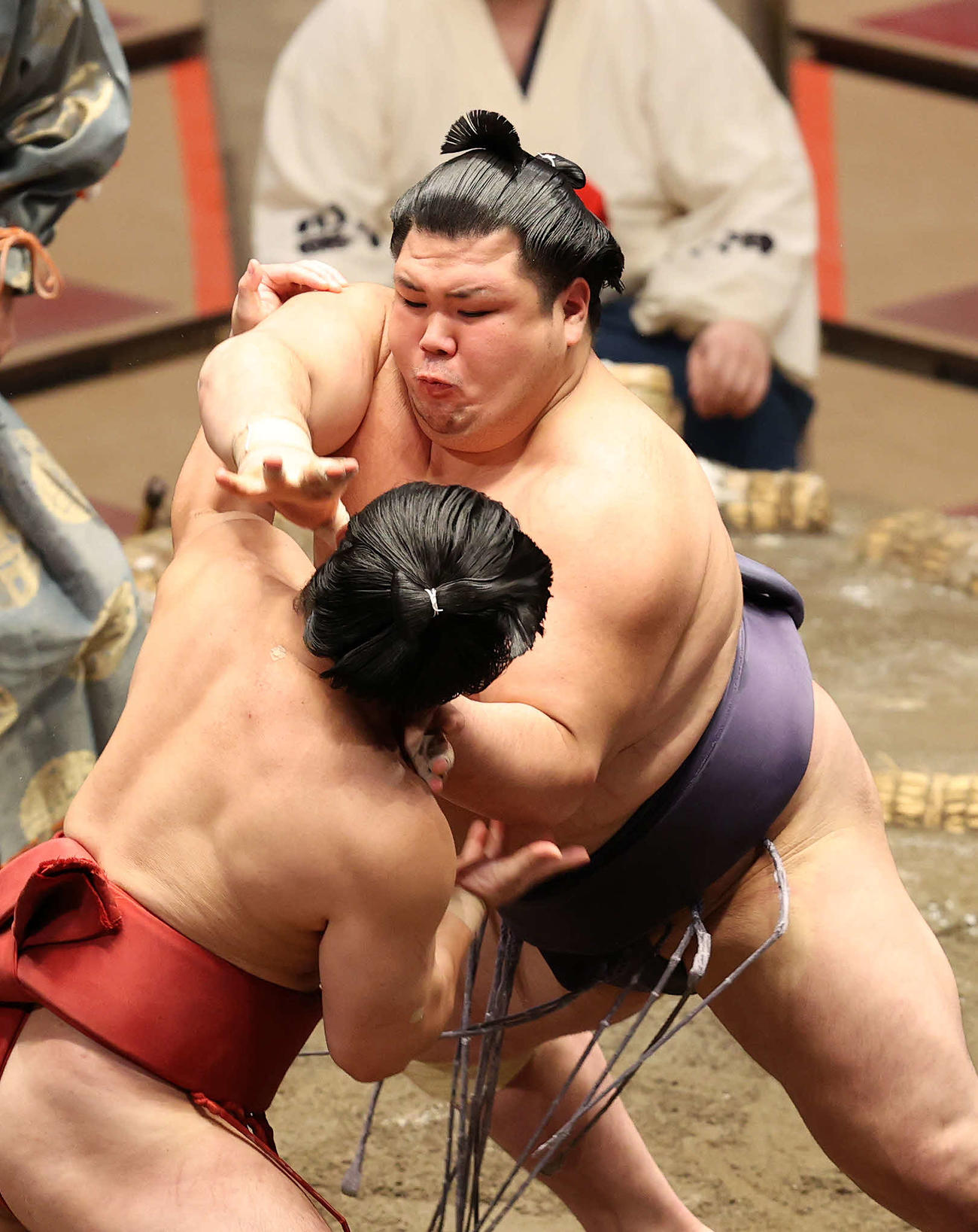 炎鵬（手前）を激しく攻める阿武咲（撮影・鈴木正人）