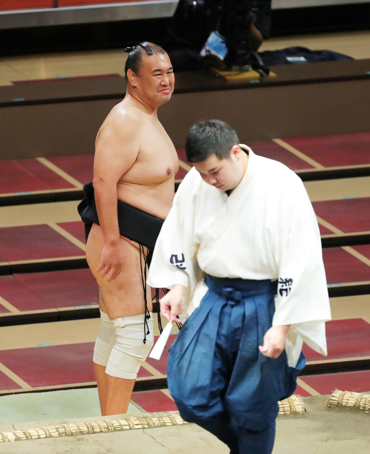 呼び出しが四股名を読み間違い思わず微笑む華吹（撮影・河田真司）