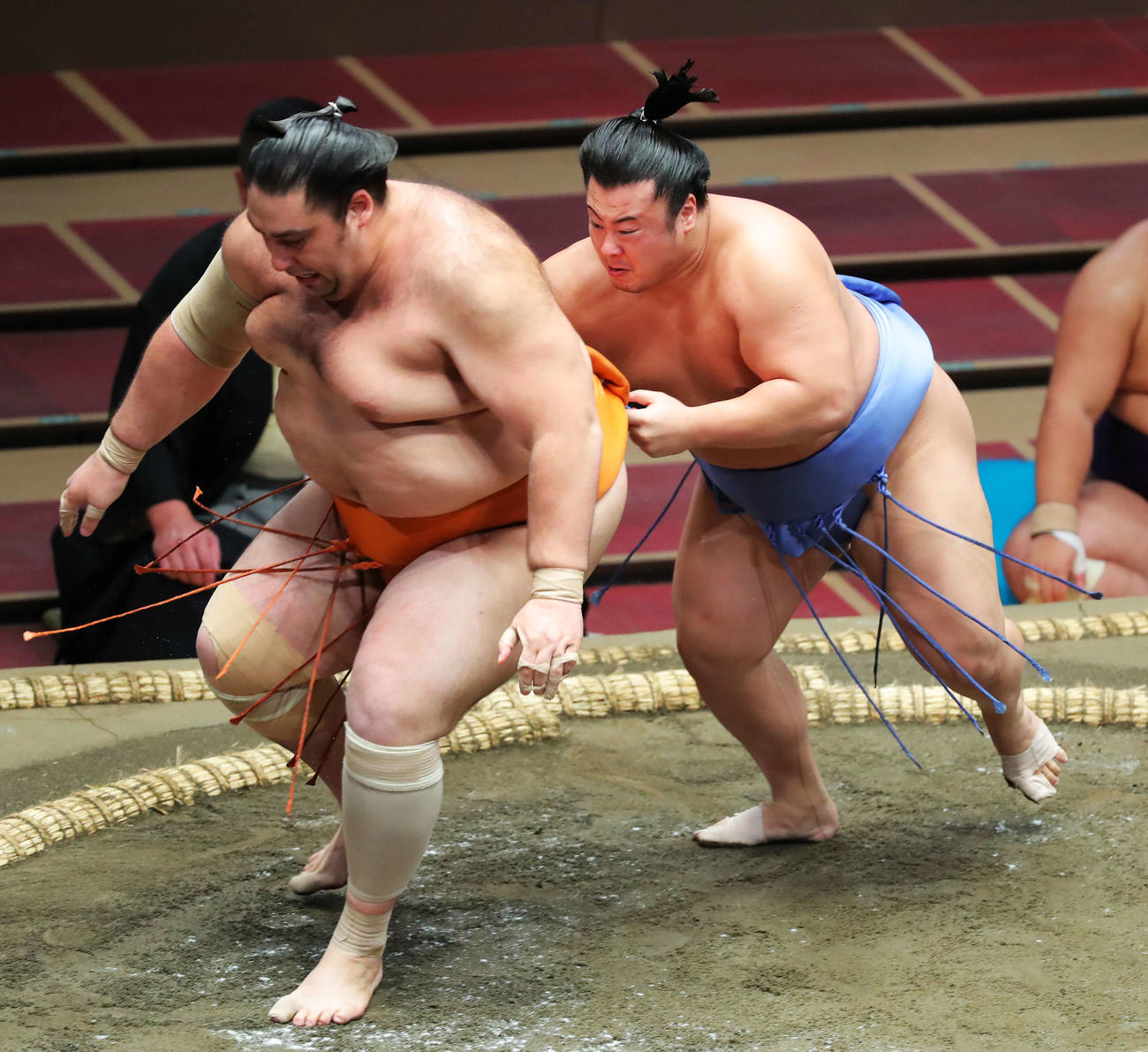 魁聖（左）の背中に回り攻める翔猿（撮影・河田真司）