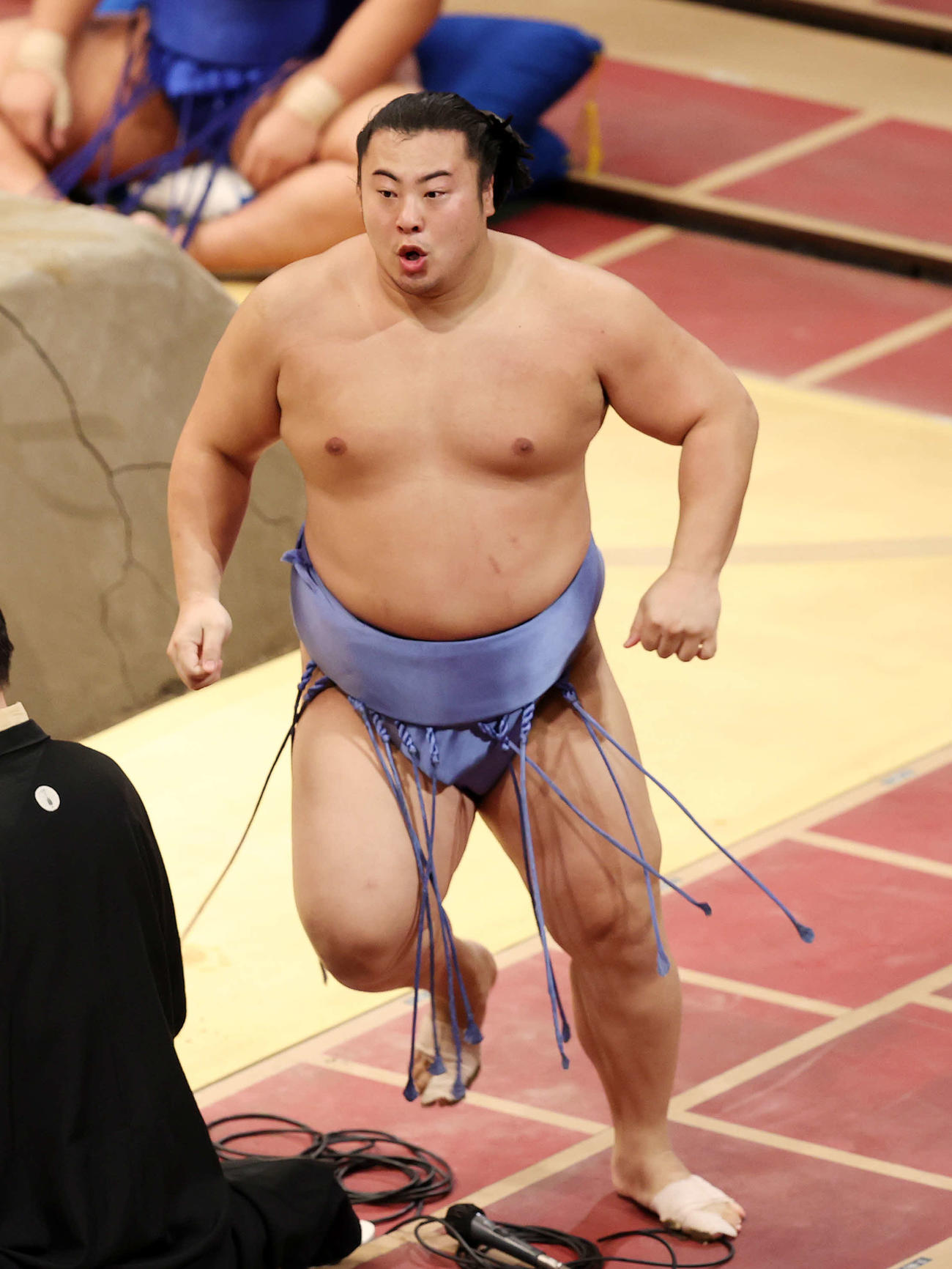 魁聖を送り出しで破った翔猿（撮影・鈴木正人）