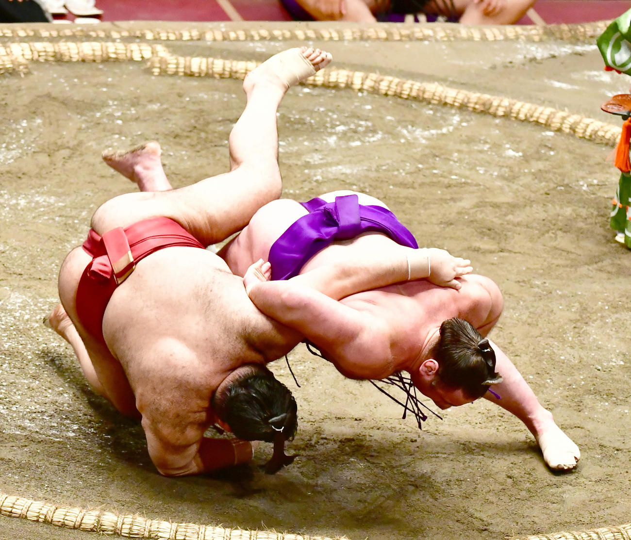 栃ノ心（右）は掛け投げで高安を破る（撮影・小沢裕）