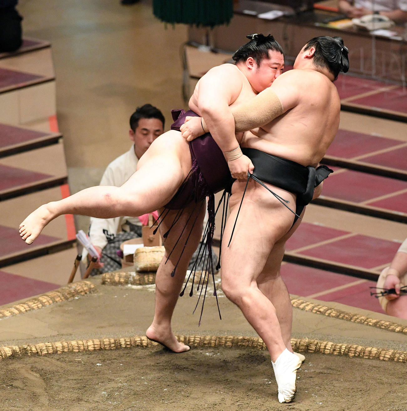 隠岐の海（右）の投げを土俵際でこらえる遠藤（撮影・滝沢徹郎）
