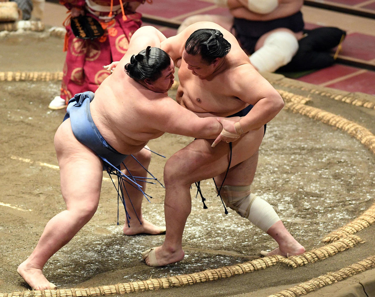 北勝富士（右）を押し出す正代（撮影・滝沢徹郎）