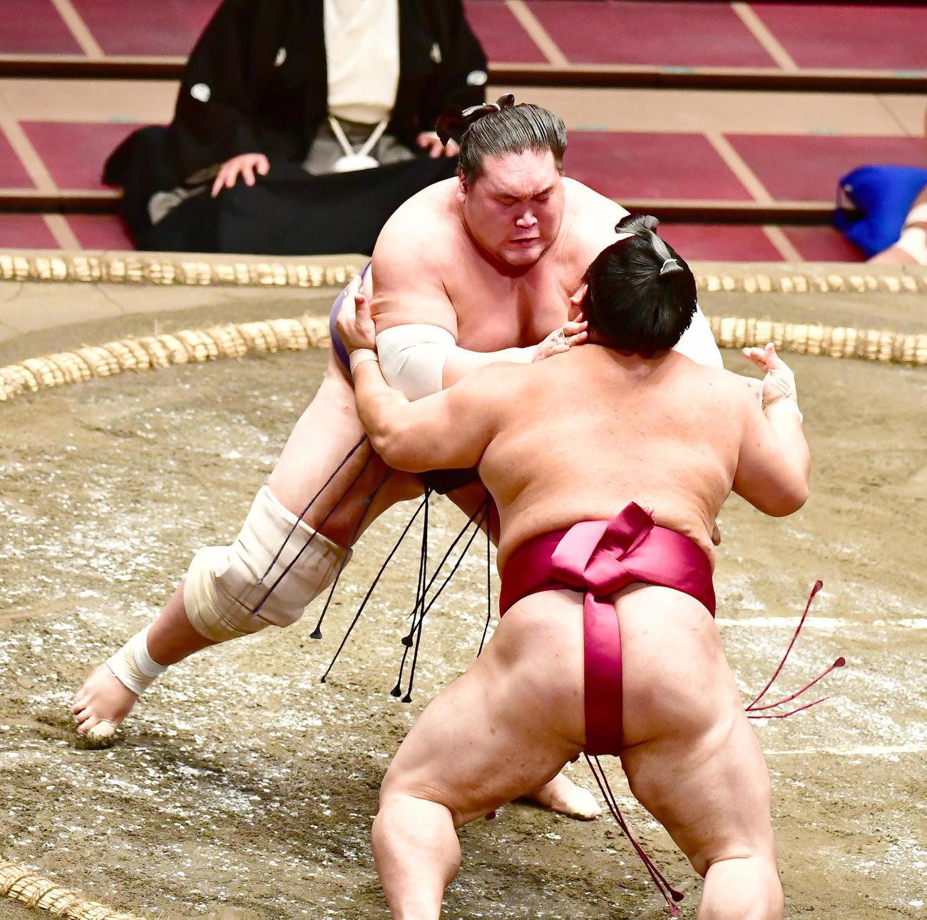 大栄翔（手前）を突き押しで土俵際へ追い込む照ノ富士（撮影・小沢裕）