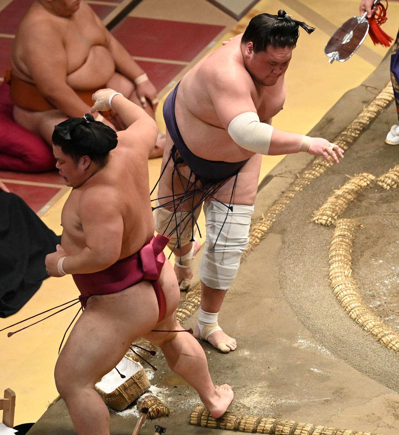 照ノ富士（右）は大栄翔を寄り切りで破る（撮影・山崎安昭）