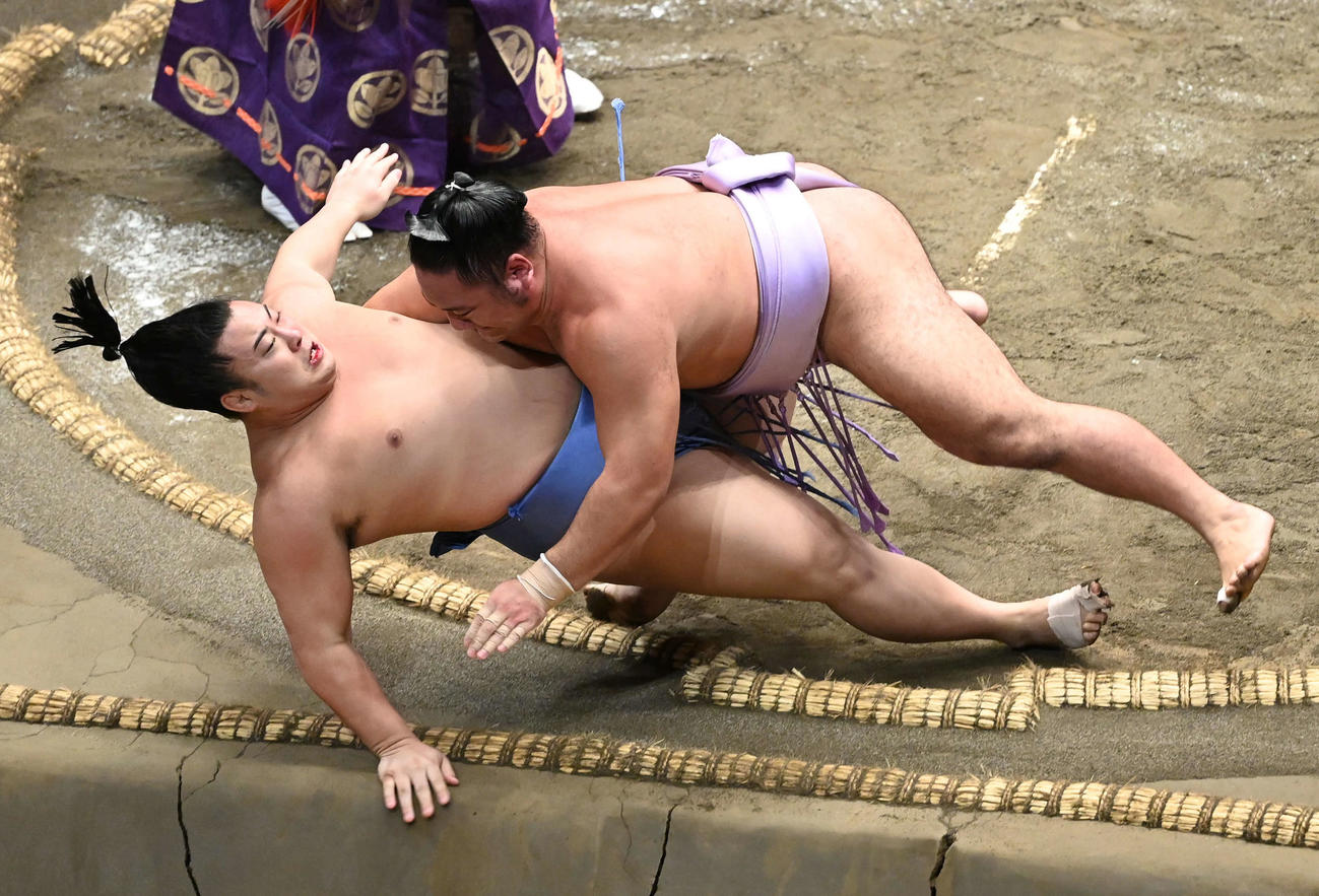 琴恵光（上）は寄り倒しで翔猿を破る（撮影・山崎安昭）