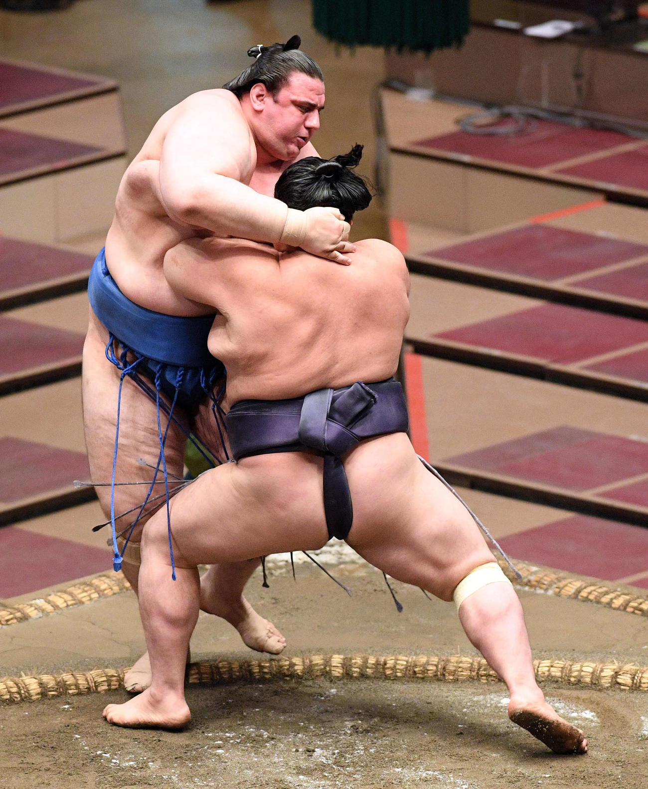阿武咲（手前）に押し出しで破れる碧山（撮影・滝沢徹郎）