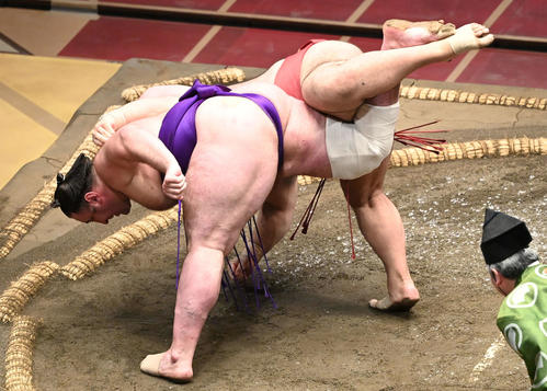 栃ノ心(手前)は高安を掛け投げで破る(撮影・山崎安昭)