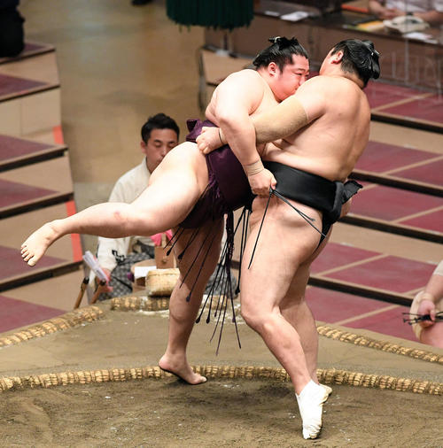 隠岐の海(右)の投げを土俵際でこらえる遠藤(撮影・滝沢徹郎)