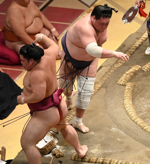 照ノ富士(右)は大栄翔を寄り切りで破る(撮影・山崎安昭)