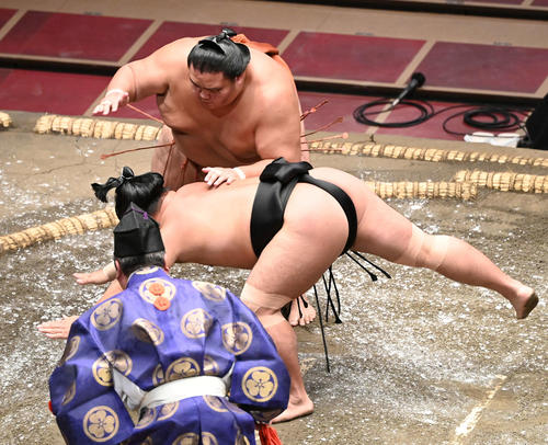 御嶽海(上)は照強を引っ掛けで破る(撮影・山崎安昭)
