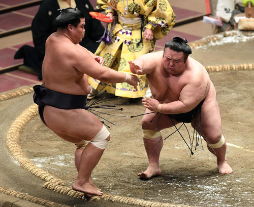 妙義龍(左)を押し出す貴景勝(撮影・滝沢徹郎)