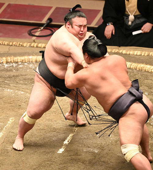 貴景勝(左)は妙義龍を押し込む(撮影・山崎安昭)