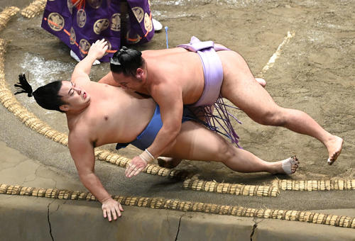 琴恵光(上)は寄り倒しで翔猿を破る(撮影・山崎安昭)