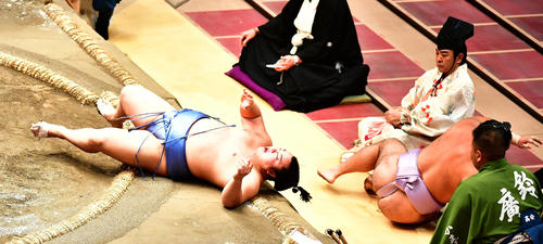 翔猿(左)を寄り倒しで敗った琴恵光は勢い余って土俵下に(撮影・小沢裕)