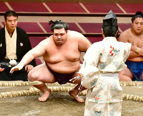 初日から5連勝を飾り単独トップに立った阿武咲は勝ち名乗りを受ける(撮影・小沢裕)