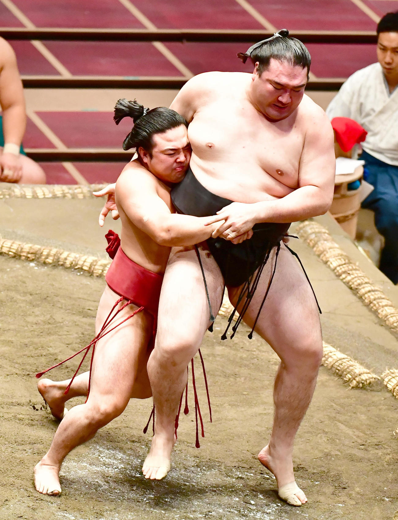 炎鵬（左）は竜電を送り出しで破る（撮影・小沢裕）
