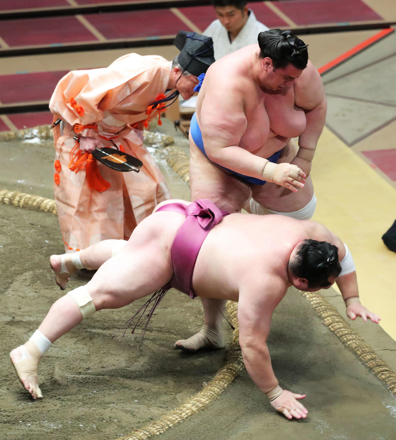 宝富士（下）をすくい投げで破る碧山（撮影・河田真司）