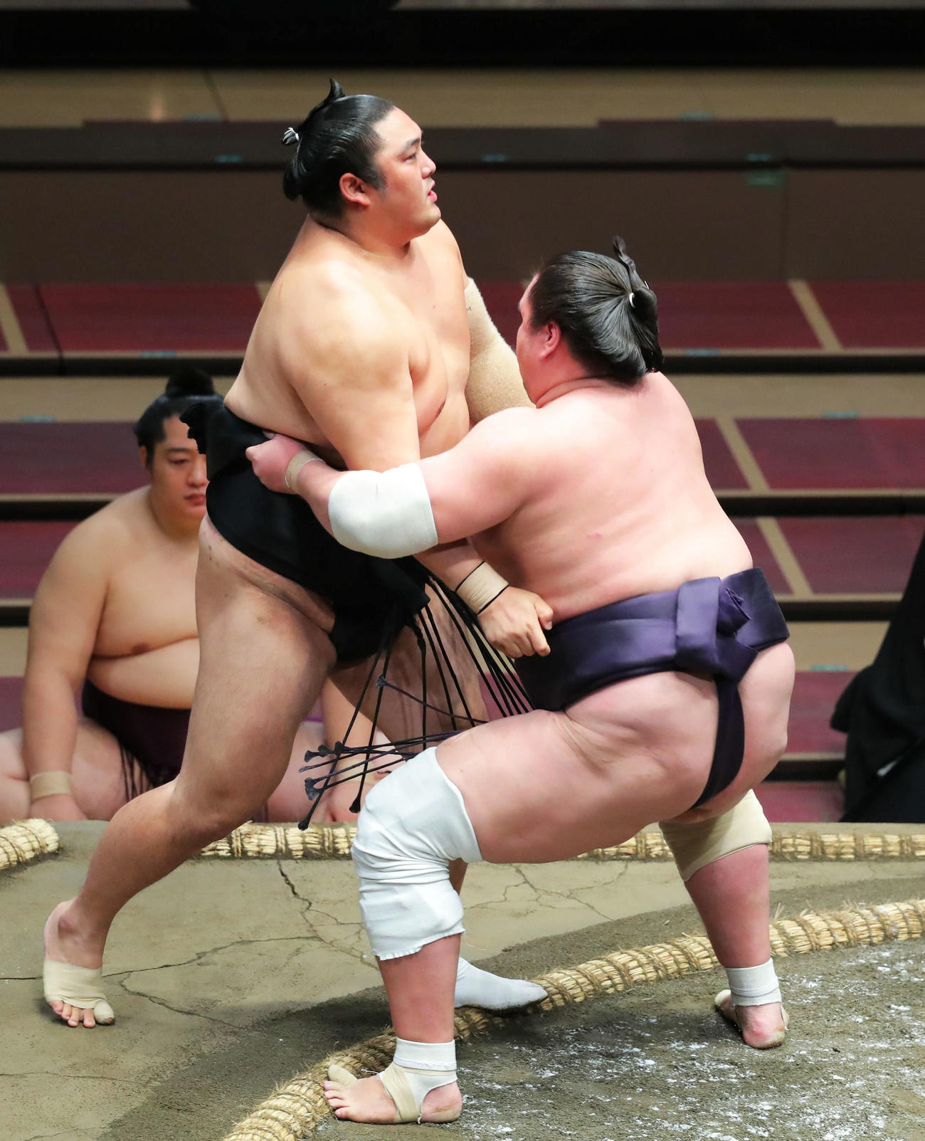 隠岐の海（左）を寄り切りで破る照ノ富士（撮影・河田真司）
