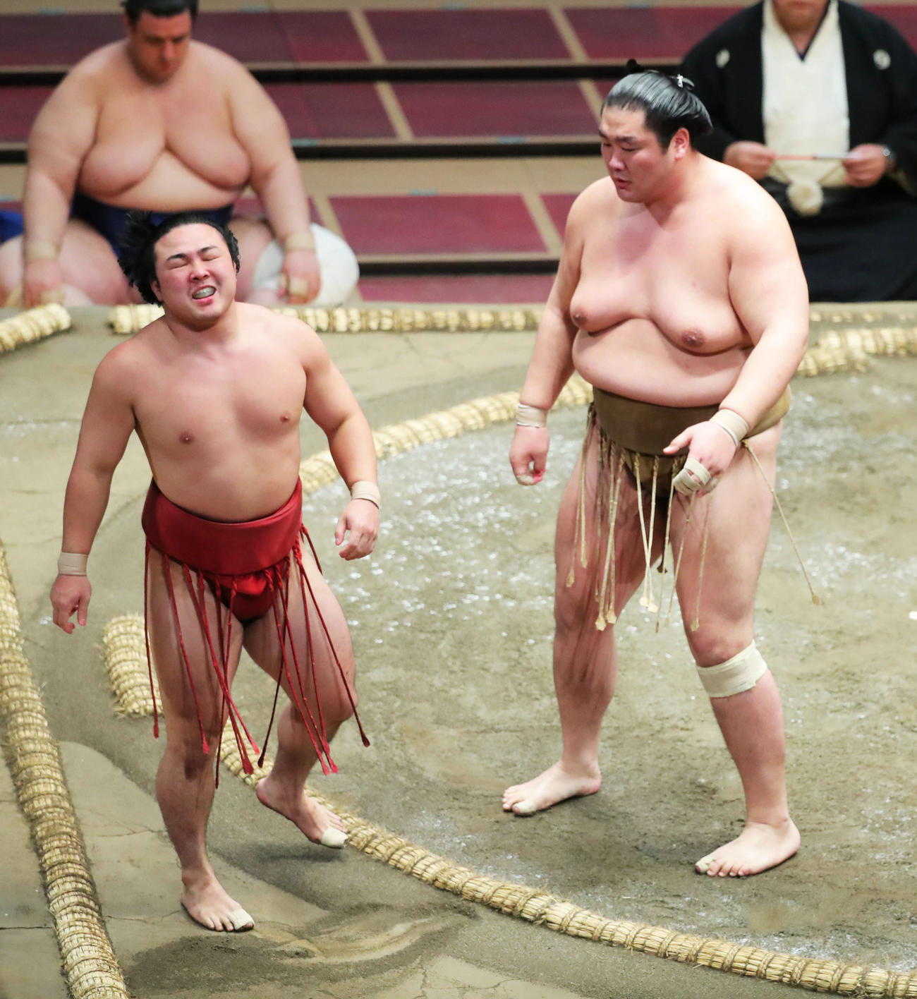 輝（右）に突き出しで敗れた炎鵬（撮影・河田真司）
