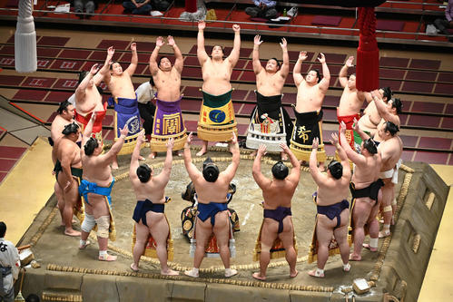 土俵入りする幕内の関取(撮影・山崎安昭)