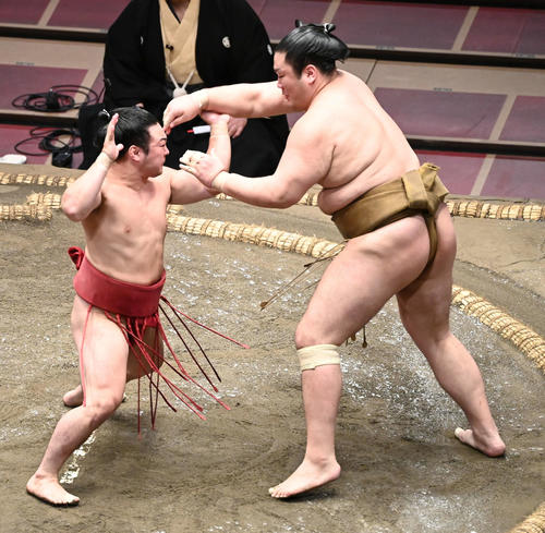 激しく突き合う炎鵬(左)と輝(撮影・山崎安昭)