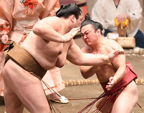 炎鵬(右)を攻める輝(撮影・滝沢徹郎)