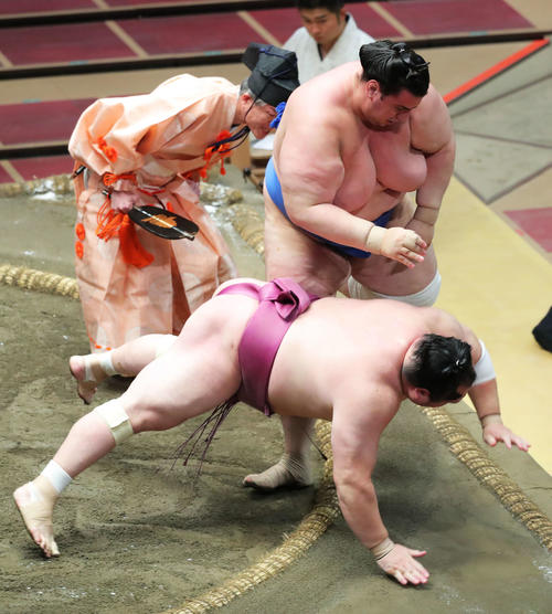 宝富士(下)をすくい投げで破る碧山(撮影・河田真司)