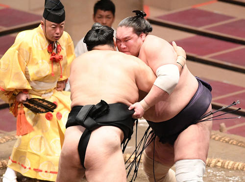 隠岐の海(左)を攻める照ノ富士(撮影・滝沢徹郎)