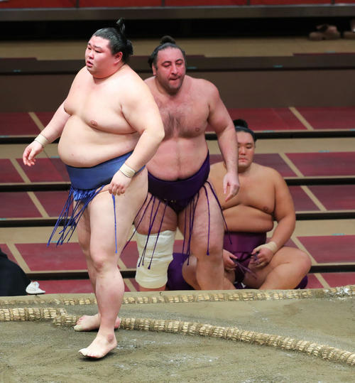 栃ノ心(中央)を寄り切りで破った正代(左)。右は朝乃山(撮影・河田真司)