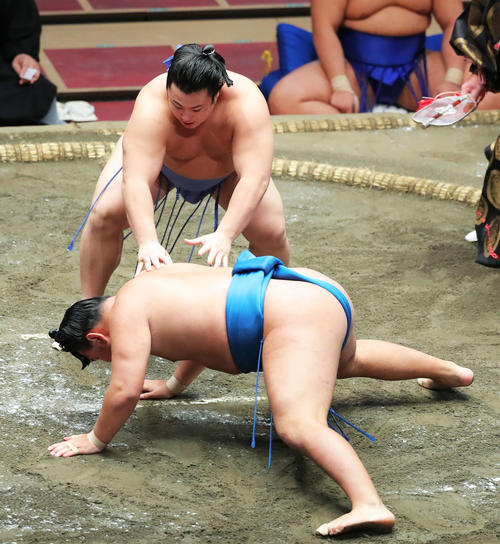 豊昇龍(下)を突き落としで破る翔猿(撮影・河田真司)