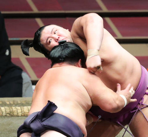 妙義龍(左)の攻めに耐える朝乃山(撮影・河田真司)