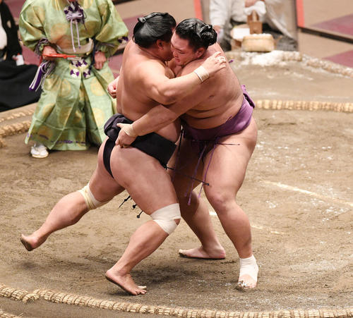 妙義龍(左)を攻める朝乃山(撮影・滝沢徹郎)