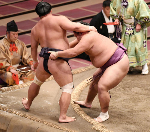 妙義龍(左)を寄り切りで破る朝乃山(撮影・滝沢徹郎)