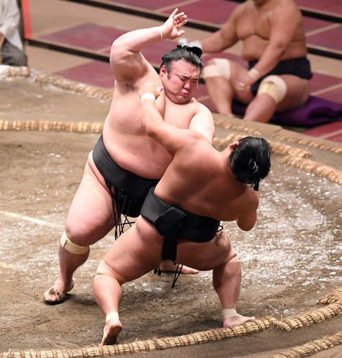 照強(手前)を突き出しで破る貴景勝(撮影・滝沢徹郎)