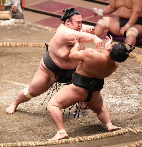 照強(手前)を突き出しで破る貴景勝(撮影・滝沢徹郎)