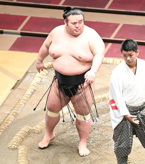 照強を下して舌を出す貴景勝(撮影・山崎安昭)