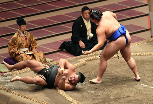 琴勝峰(右)に下手ひねりで破れる松鳳山(撮影・滝沢徹郎)