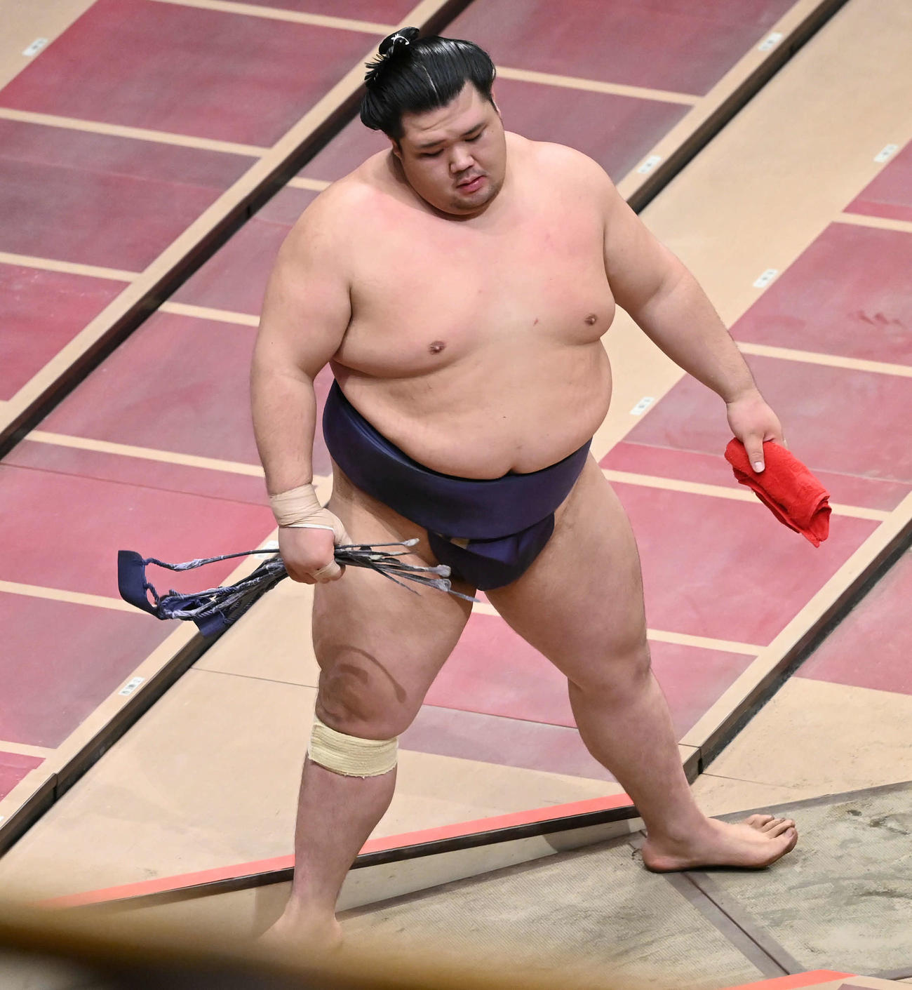 敗れて引き揚げる阿武咲（撮影・山崎安昭）