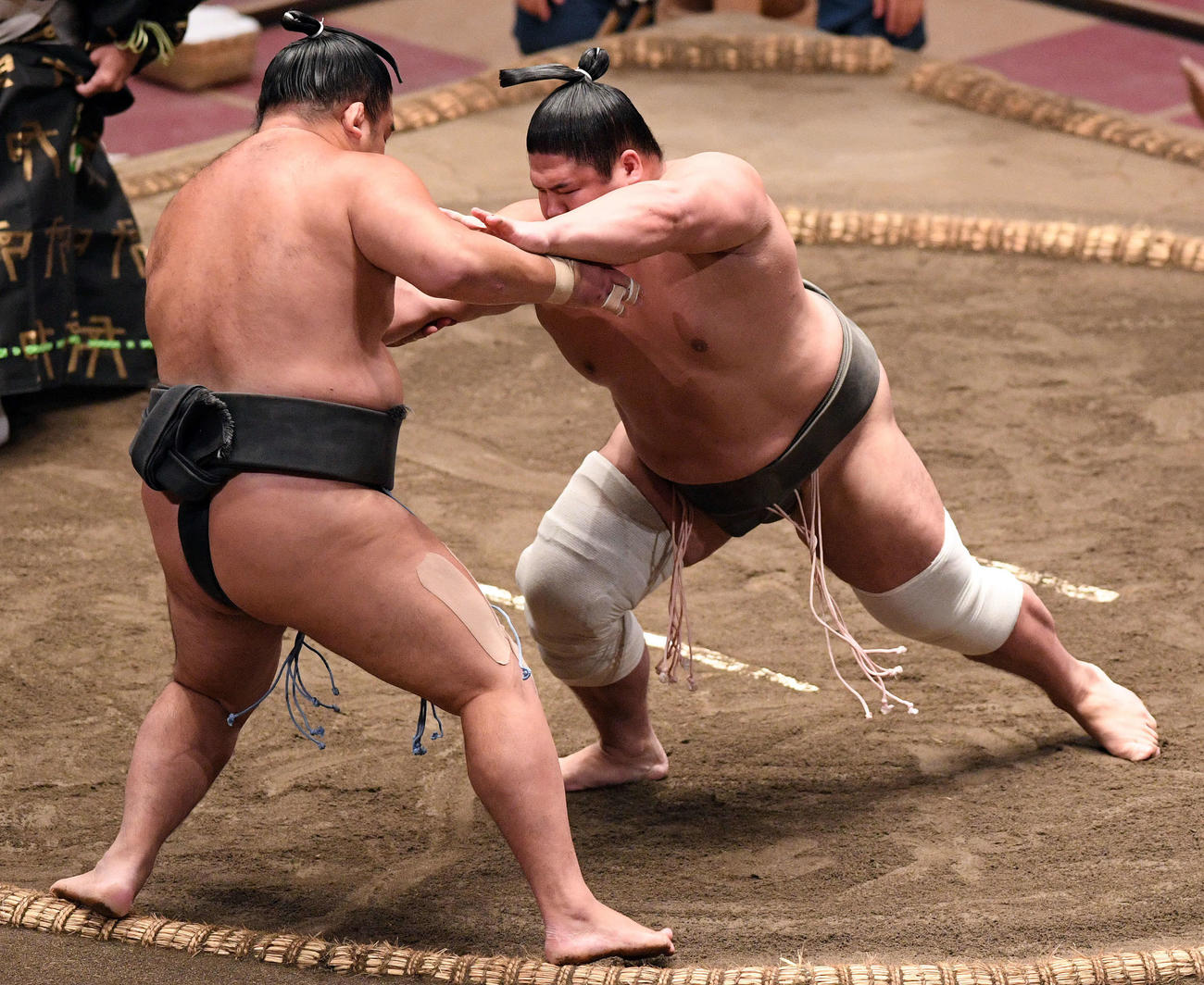 押し出しで千代の海（左）を破る宇良（撮影・滝沢徹郎）